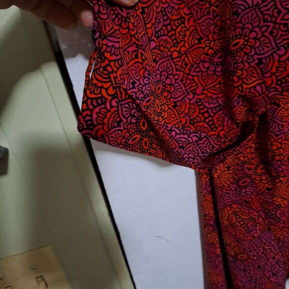 A Catherines Women's Plus Sized Blouse Red Paisley Office Siren Sharkbite Hem 5X - Picture 7 of 13